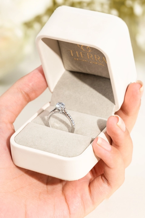 Lựa chọn nhẫn kim cương nữ cầu hôn cho nàng đúng chuẩn - Ý nghĩa của nhẫn cầu hôn 