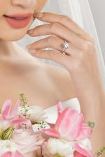 Nhẫn đính hôn đeo ngón nào là chuẩn nhất cho nàng?